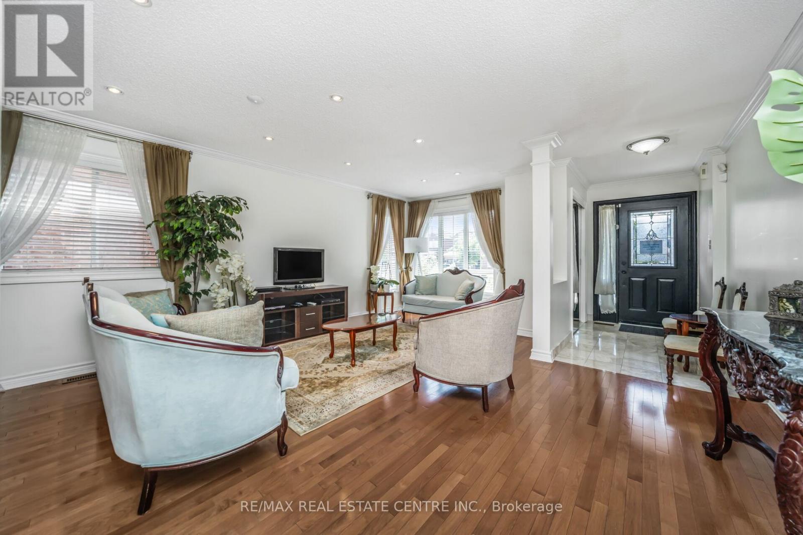 19 Hollowgrove Boulevard, Brampton (Vales Of Castlemore), Ontario  L6P 1B1 - Photo 6 - W12372180
