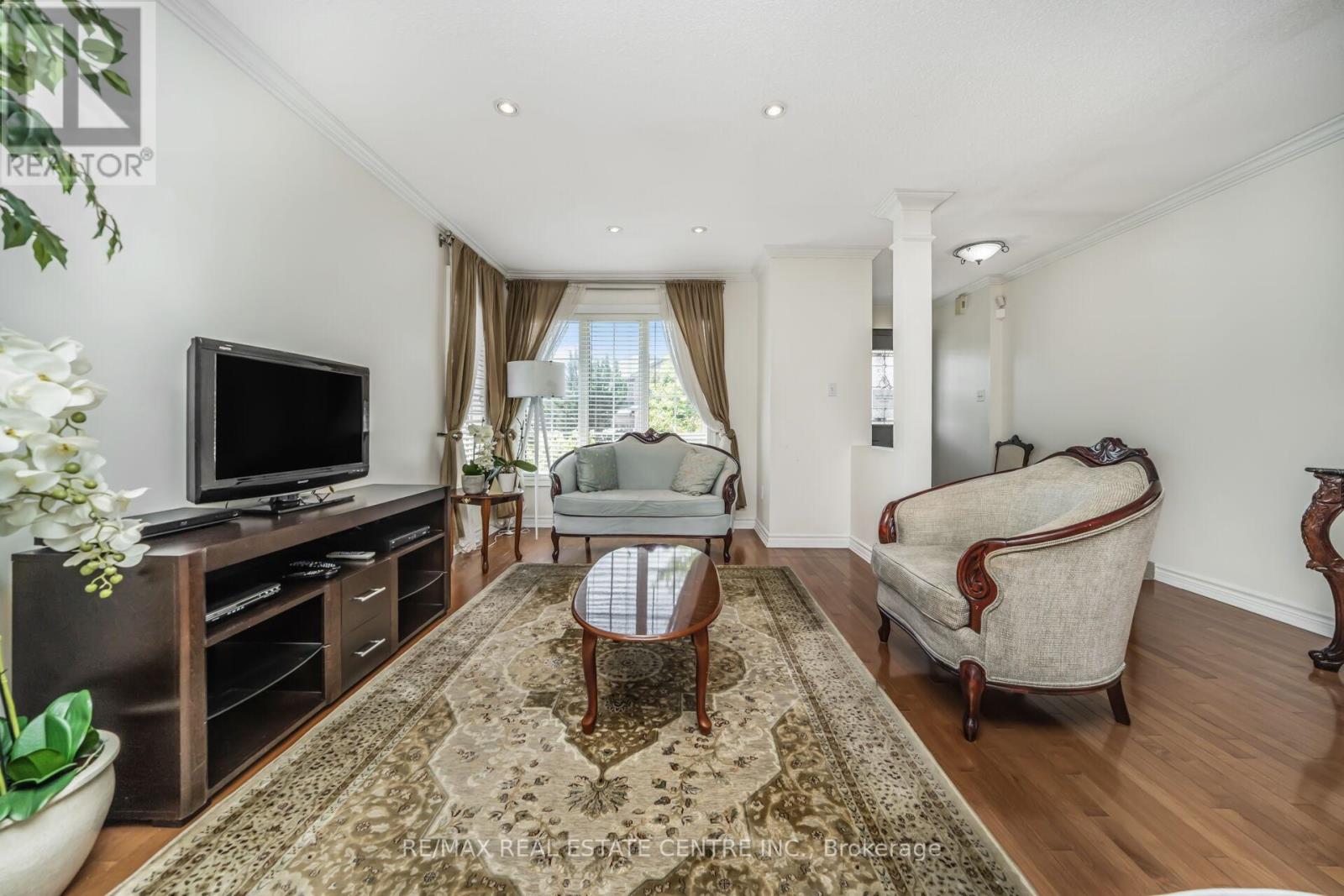 19 Hollowgrove Boulevard, Brampton (Vales Of Castlemore), Ontario  L6P 1B1 - Photo 7 - W12372180