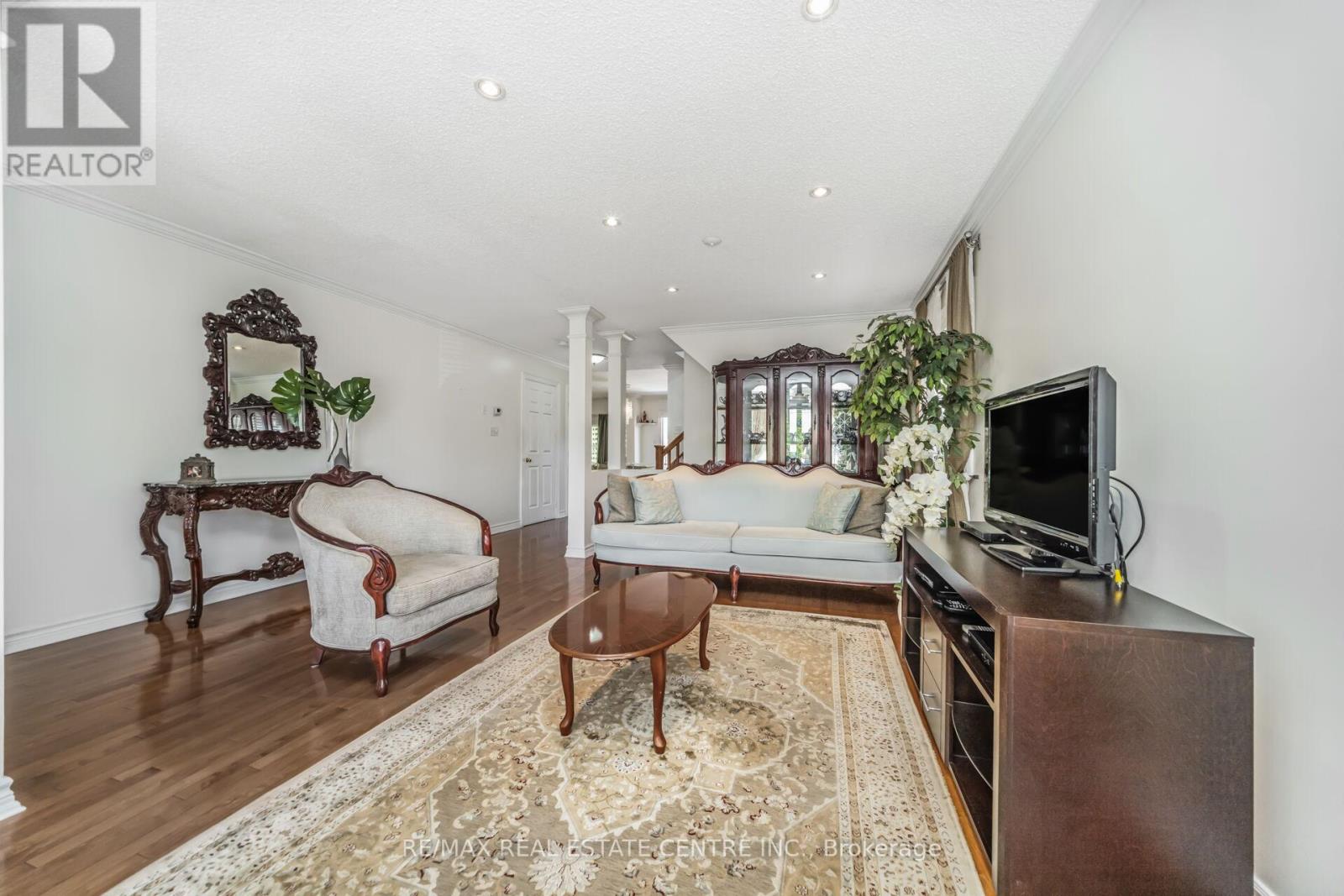 19 Hollowgrove Boulevard, Brampton (Vales Of Castlemore), Ontario  L6P 1B1 - Photo 8 - W12372180