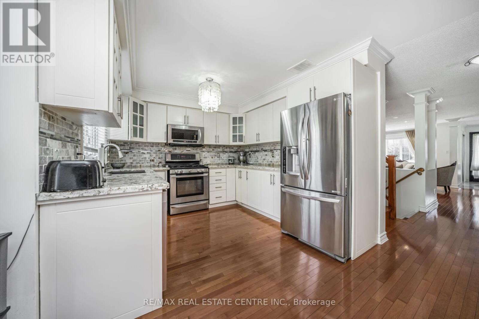 19 Hollowgrove Boulevard, Brampton (Vales Of Castlemore), Ontario  L6P 1B1 - Photo 9 - W12372180