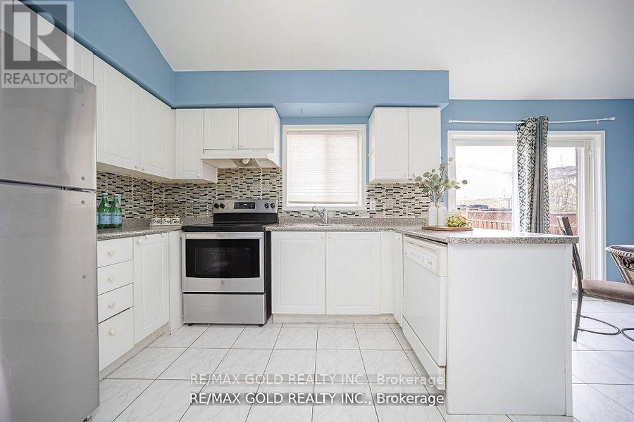 108 Black Forest Drive N, Brampton, Ontario  L6R 2E6 - Photo 4 - W12372200