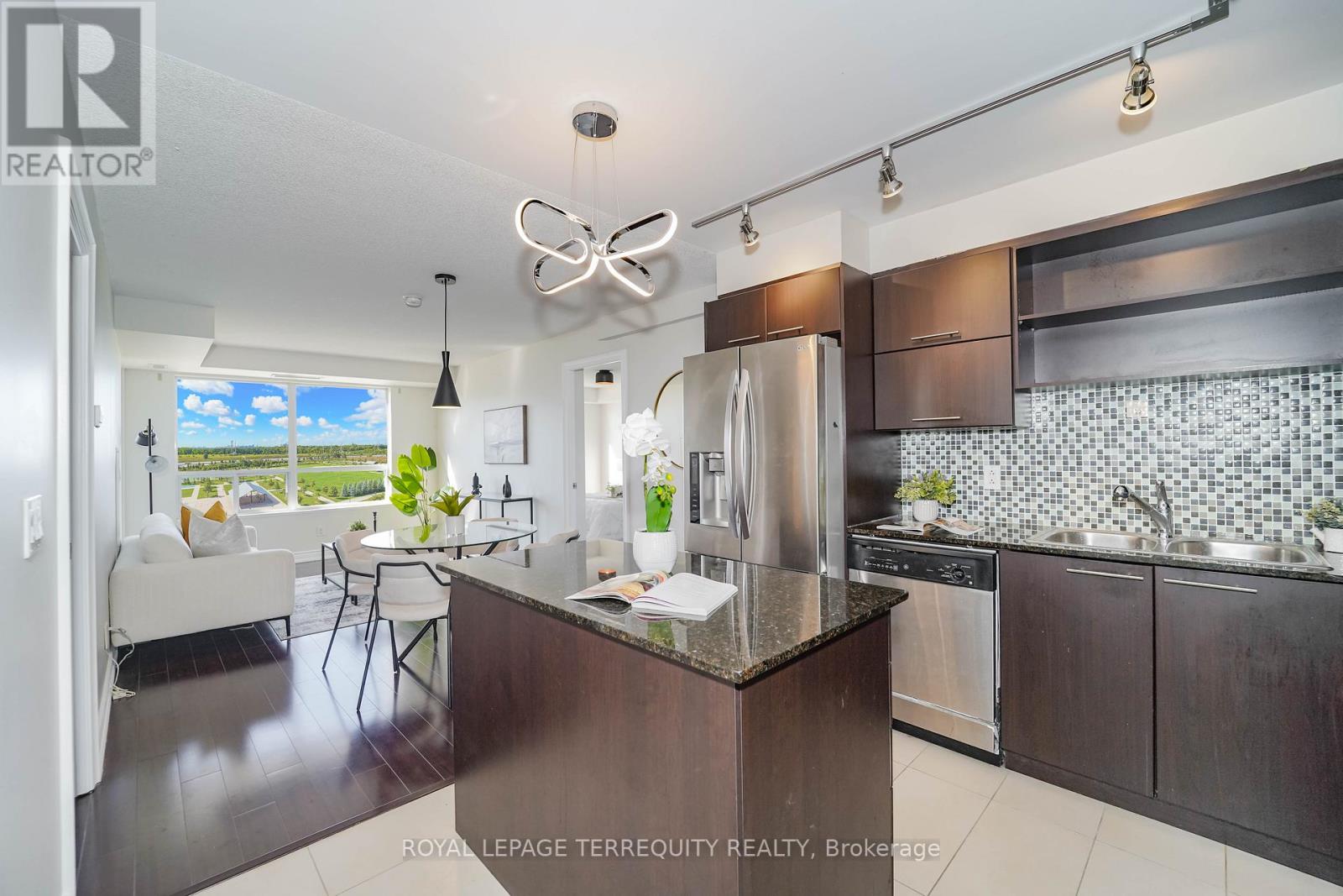 1011 - 39 Galleria Parkway, Markham, Ontario  L3T 0A6 - Photo 2 - N12372285