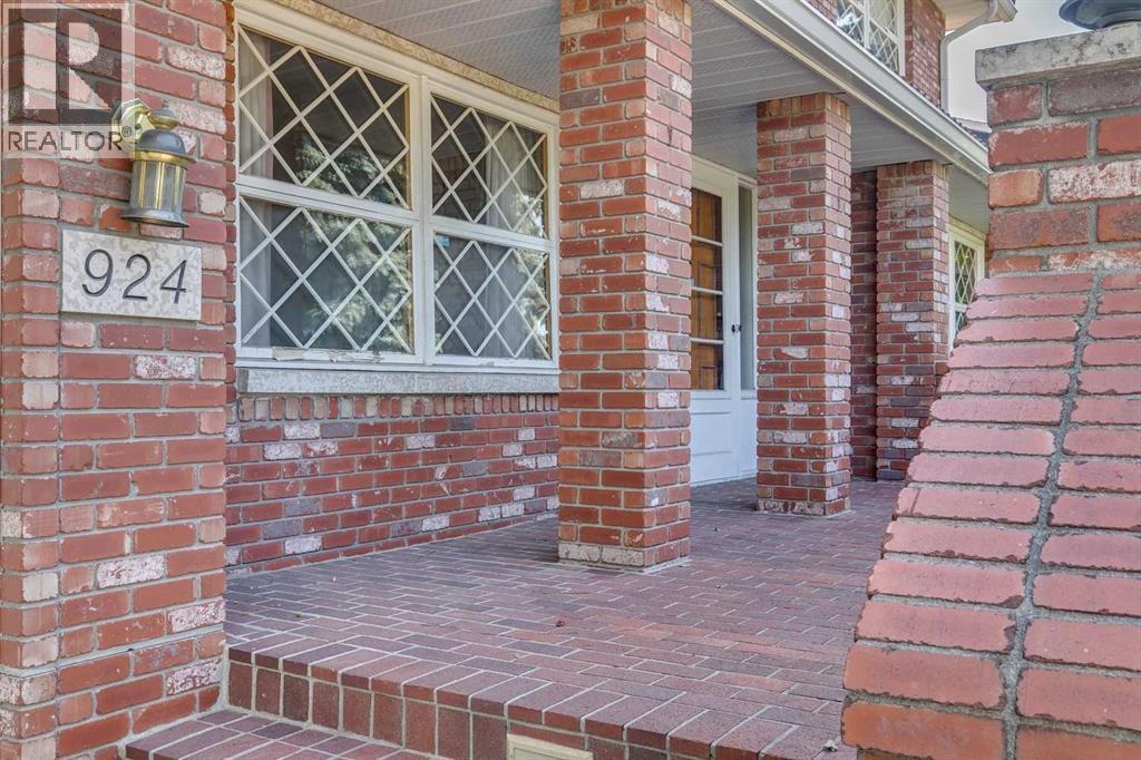 Property at 924 Kerfoot Crescent SW image 3