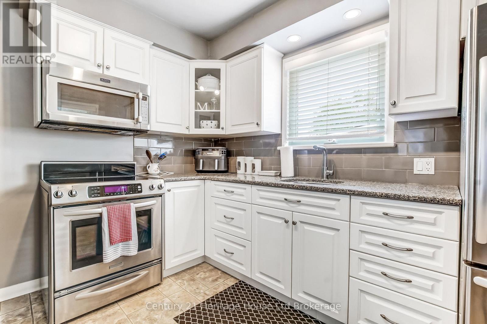 85 North Park Crescent, Woodstock, Ontario  N4S 7M1 - Photo 6 - X12371152
