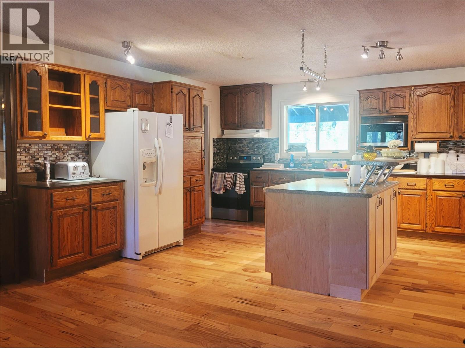 1433 Davy Road, Clearwater, British Columbia  V0E 1N1 - Photo 3 - 10339312
