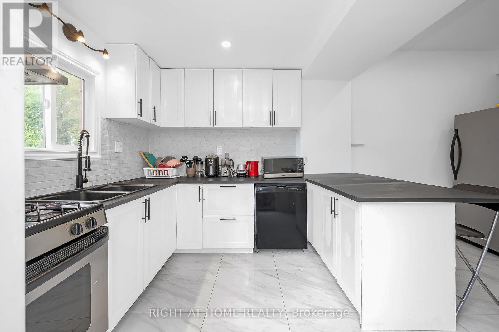 18 Huntley Street, Hamilton, Ontario  L8L 5X7 - Photo 14 - X12372323
