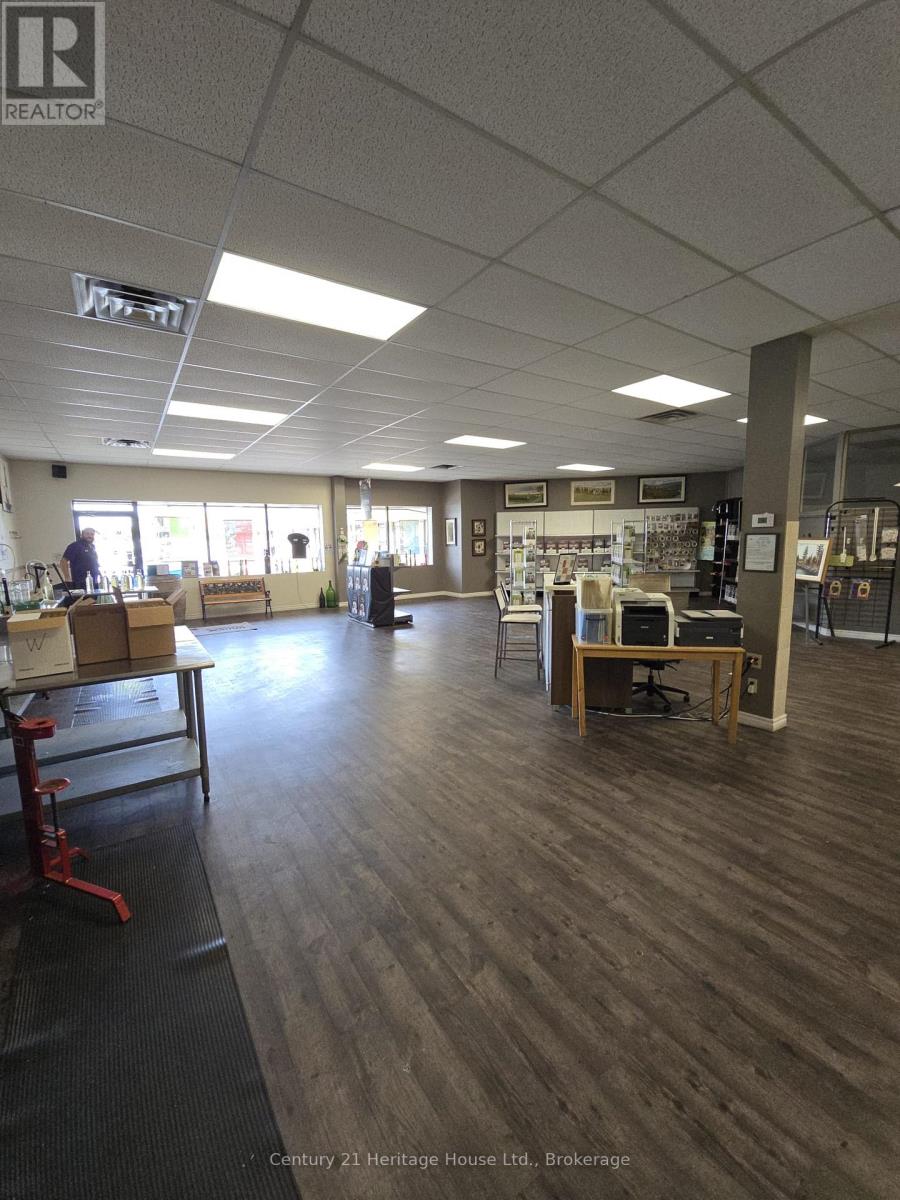 #8a - 809 Victoria Street N, Kitchener, Ontario  N2B 1Y4 - Photo 5 - X12360776