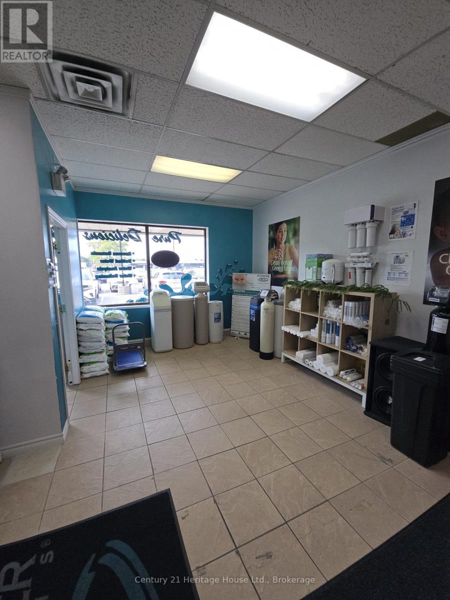 #5 - 809 Victoria Street N, Kitchener, Ontario  N2B 1Y4 - Photo 3 - X12360778