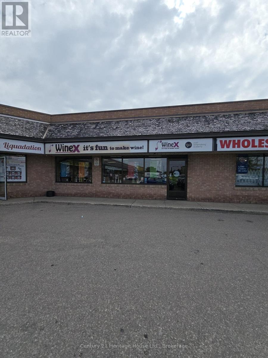 #8a - 809 Victoria Street N, Kitchener, Ontario  N2B 1Y4 - Photo 2 - X12360776