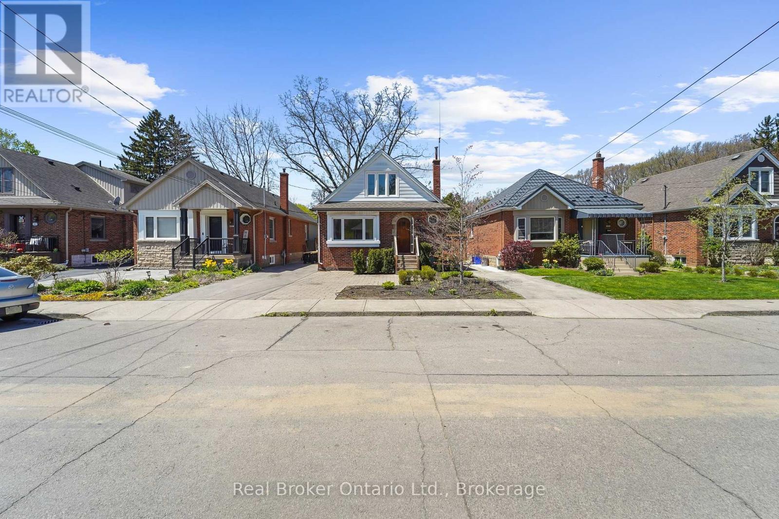 Upper - 223 Bond Street N, Hamilton, Ontario  L8S 3W8 - Photo 2 - X12372381