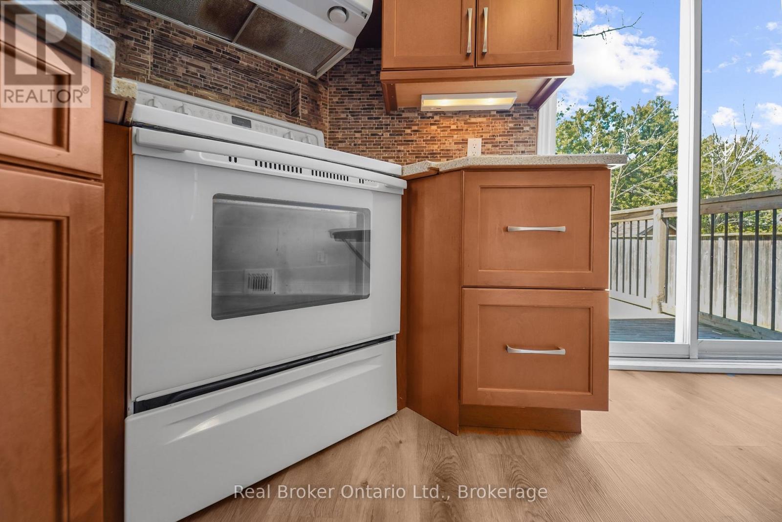 Upper - 223 Bond Street N, Hamilton, Ontario  L8S 3W8 - Photo 5 - X12372381
