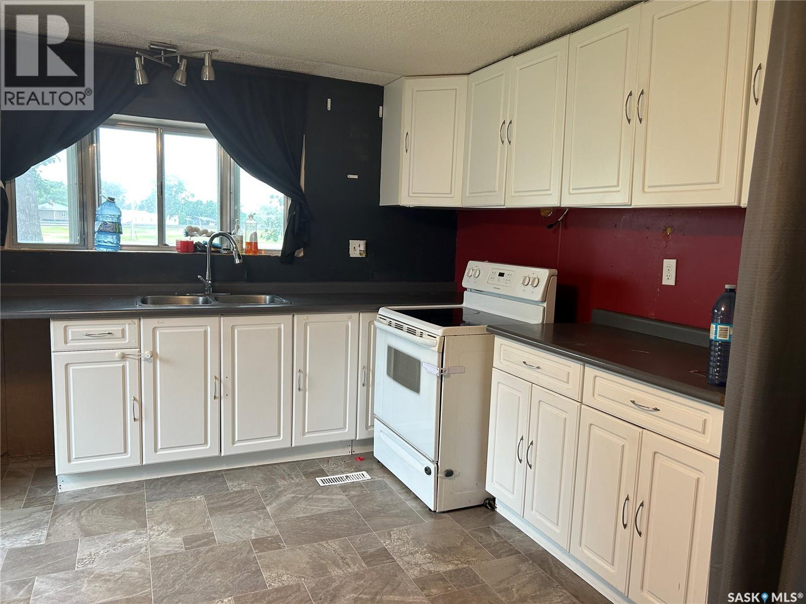 305 Eisenhower Street, Midale, Saskatchewan  S0C 1S0 - Photo 2 - SK017082
