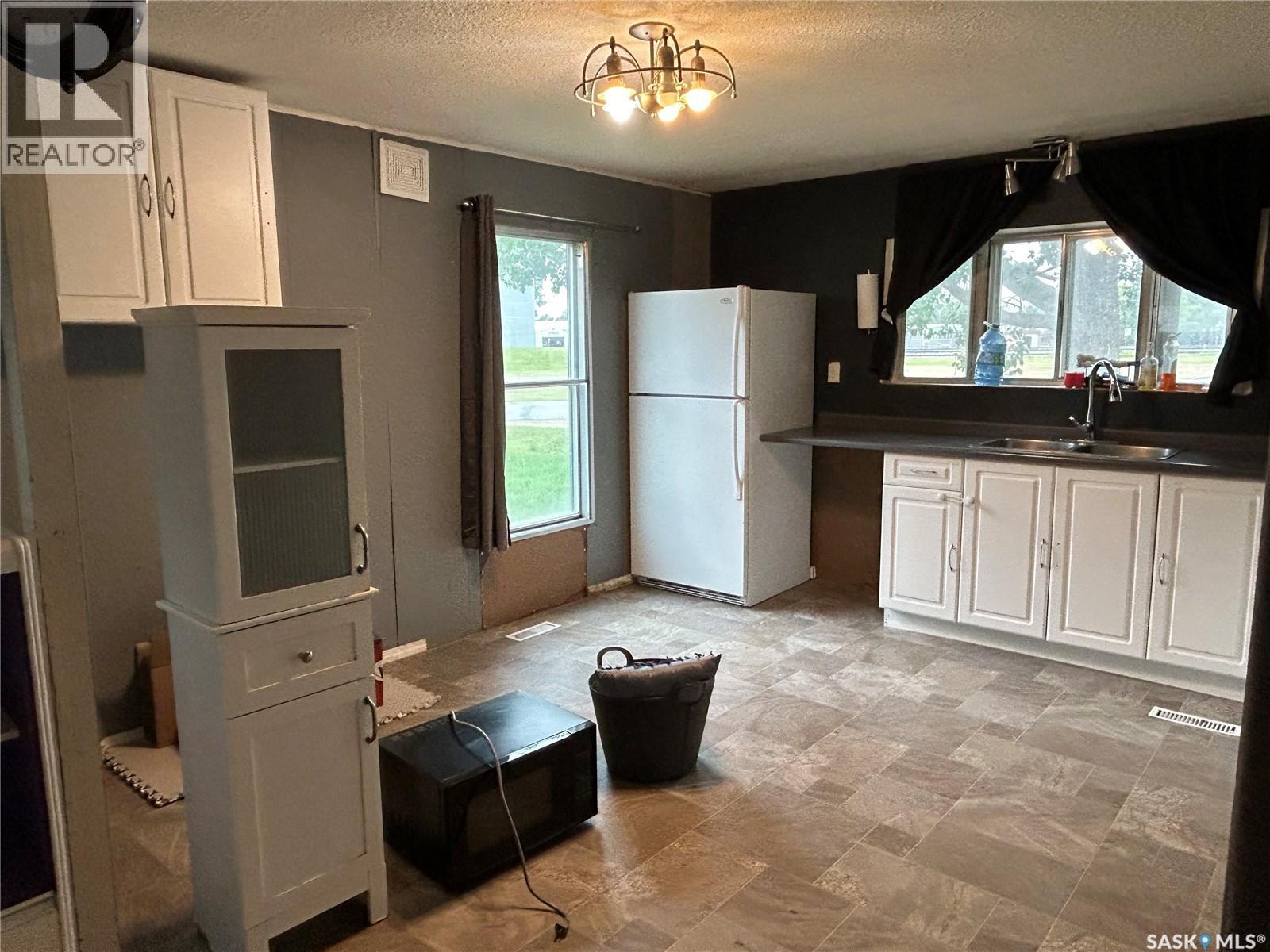 305 Eisenhower Street, Midale, Saskatchewan  S0C 1S0 - Photo 3 - SK017082