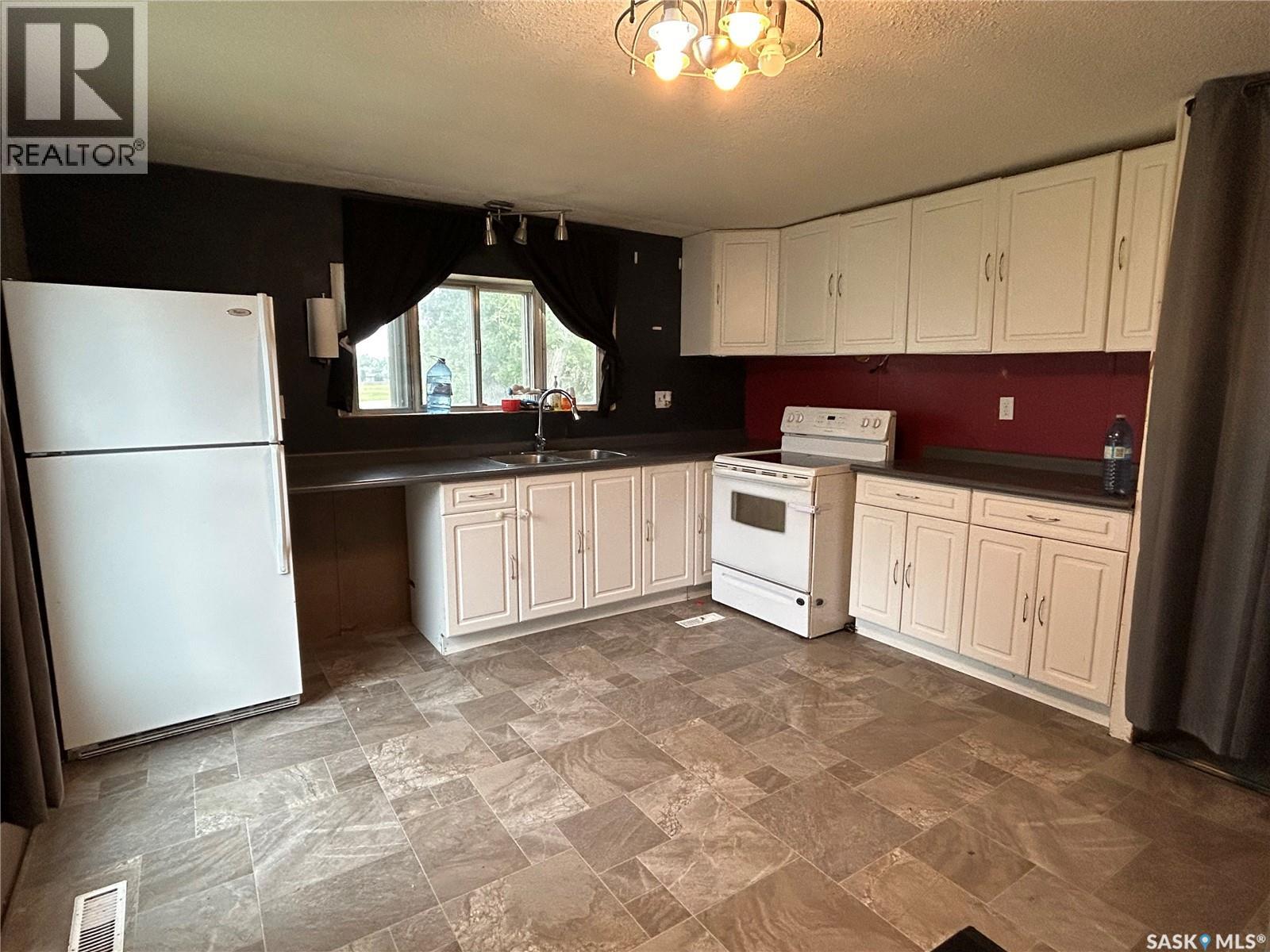 305 Eisenhower Street, Midale, Saskatchewan  S0C 1S0 - Photo 5 - SK017082