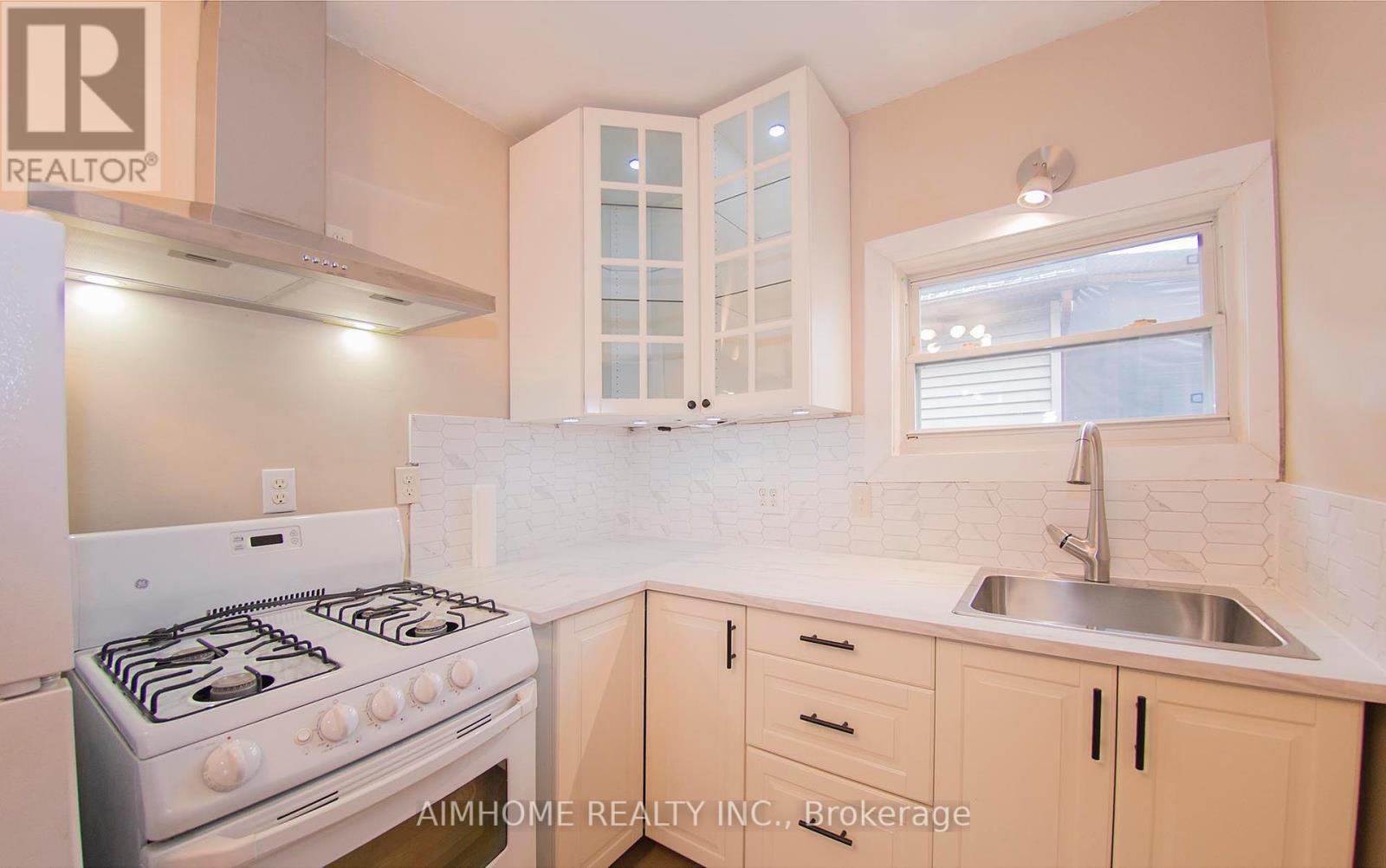 160 Ivon Avenue, Hamilton, Ontario  L8H 5S8 - Photo 10 - X12372405