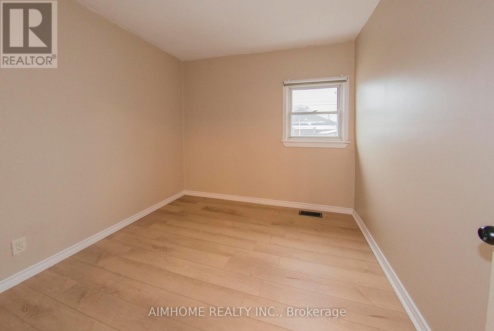 160 Ivon Avenue, Hamilton, Ontario  L8H 5S8 - Photo 11 - X12372405