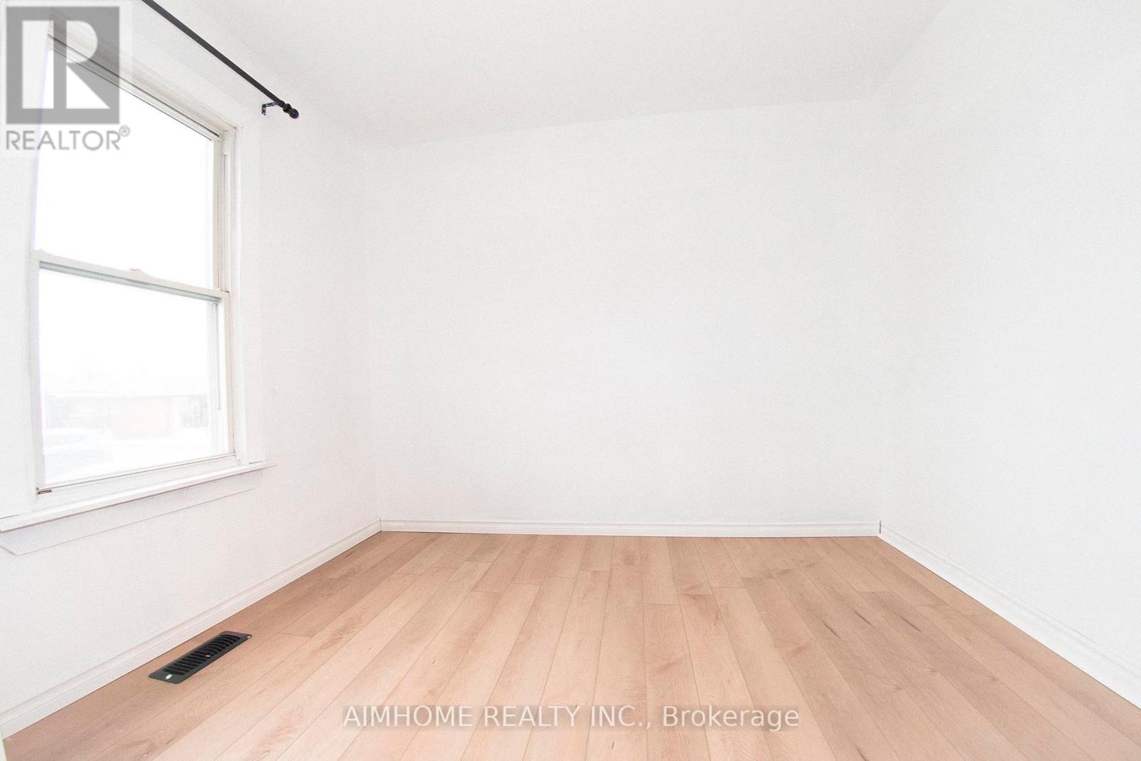 160 Ivon Avenue, Hamilton, Ontario  L8H 5S8 - Photo 3 - X12372405