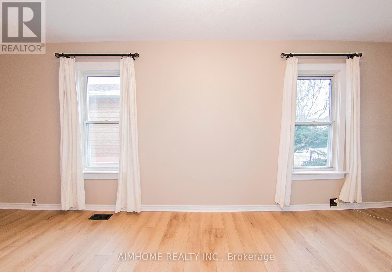 160 Ivon Avenue, Hamilton, Ontario  L8H 5S8 - Photo 4 - X12372405