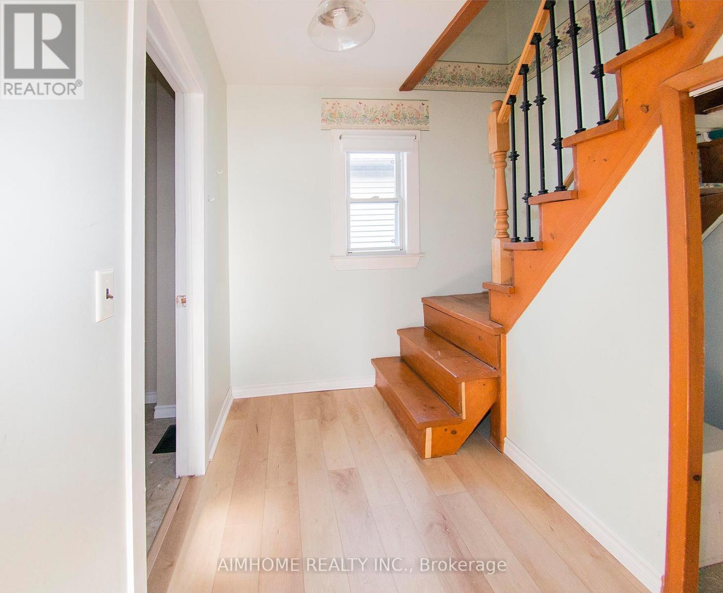 160 Ivon Avenue, Hamilton, Ontario  L8H 5S8 - Photo 6 - X12372405