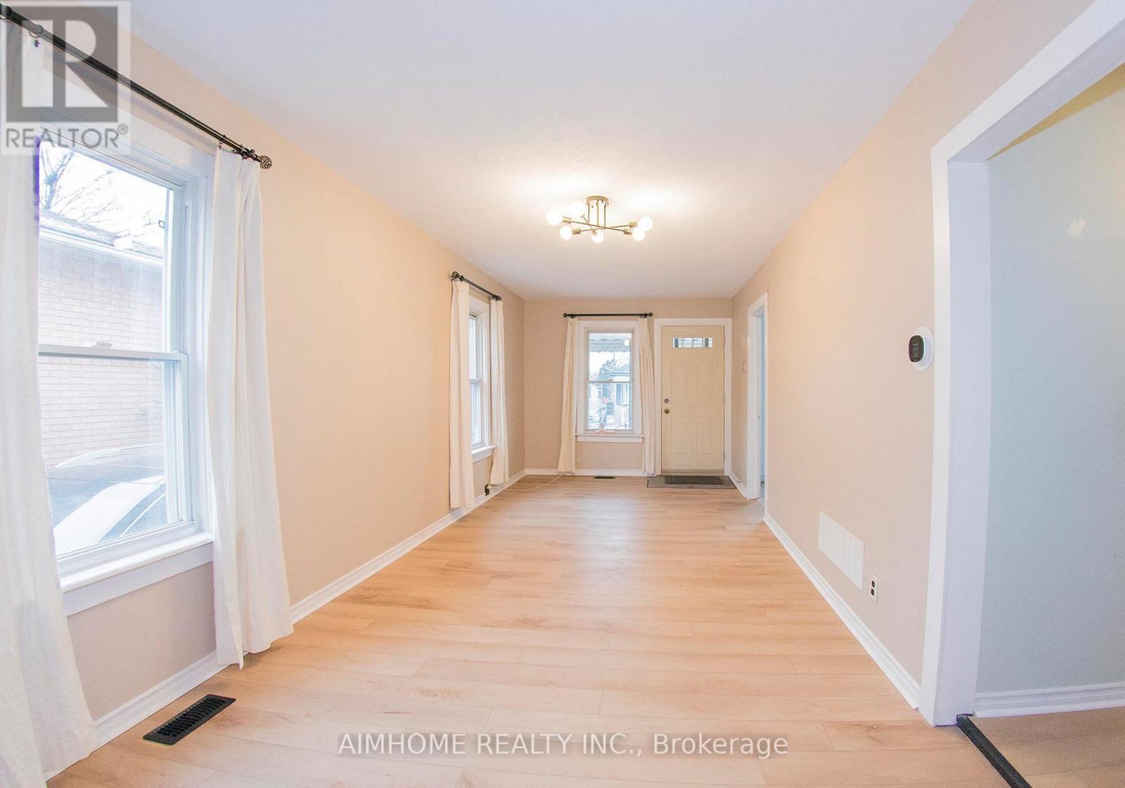 160 Ivon Avenue, Hamilton, Ontario  L8H 5S8 - Photo 8 - X12372405