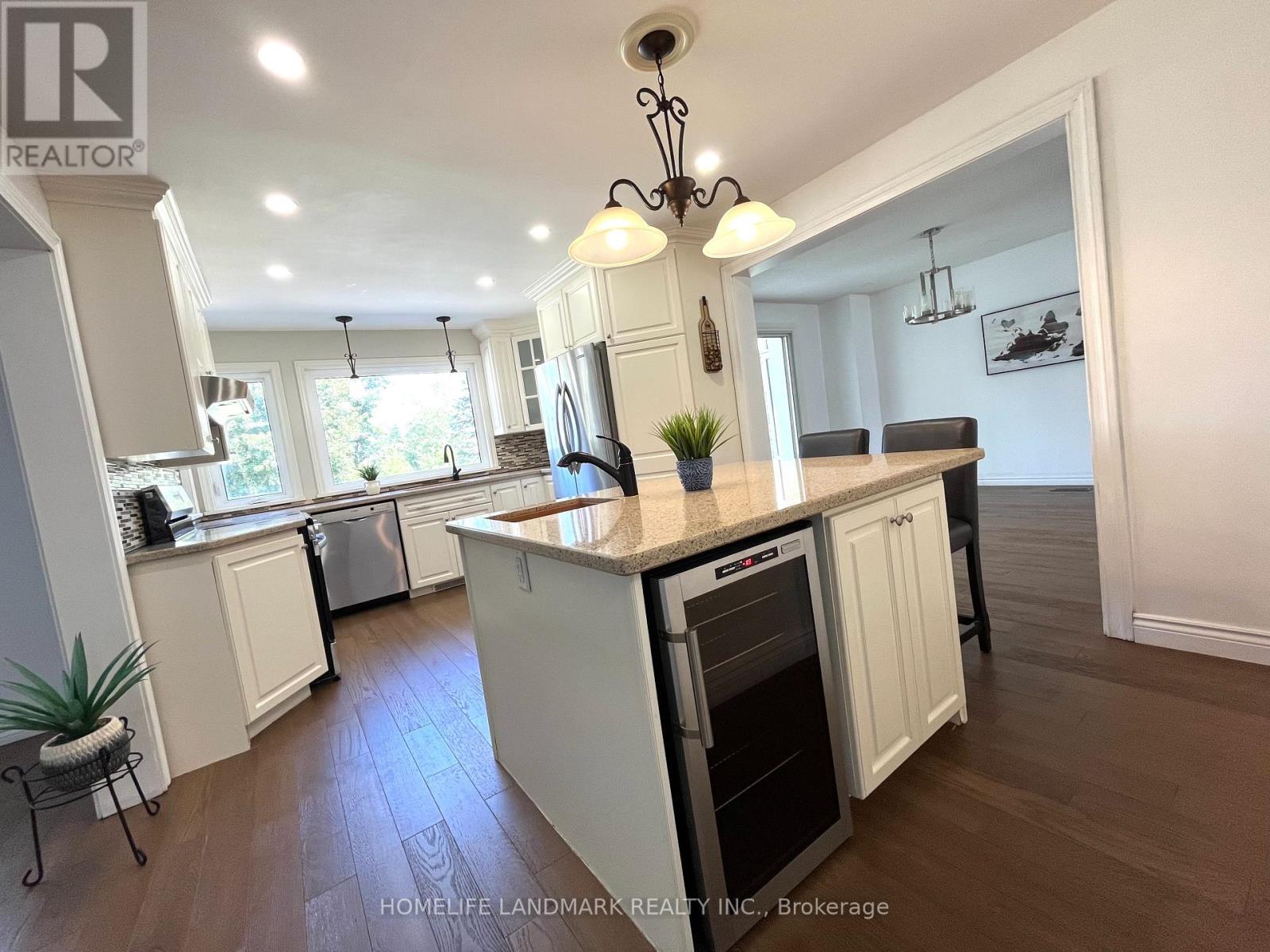 88 Oriole Drive, East Gwillimbury, Ontario  L9N 1H3 - Photo 4 - N12372452
