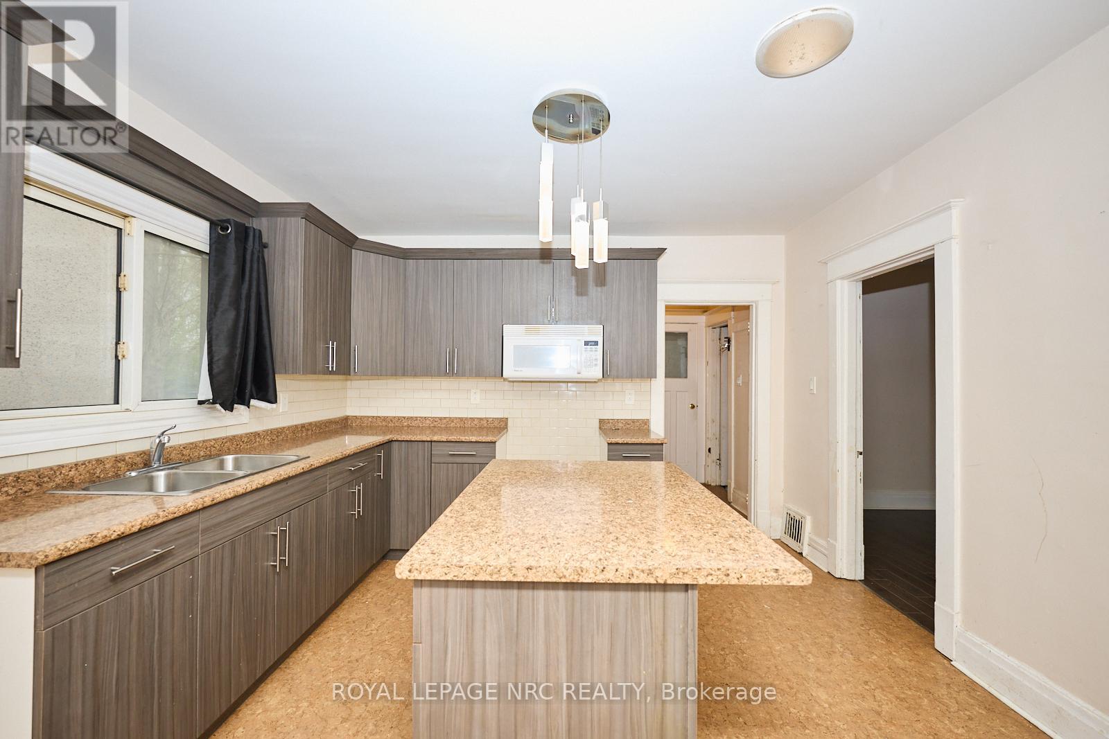 11 Beech Street, St. Catharines (Downtown), Ontario  L2R 2B6 - Photo 12 - X12372497