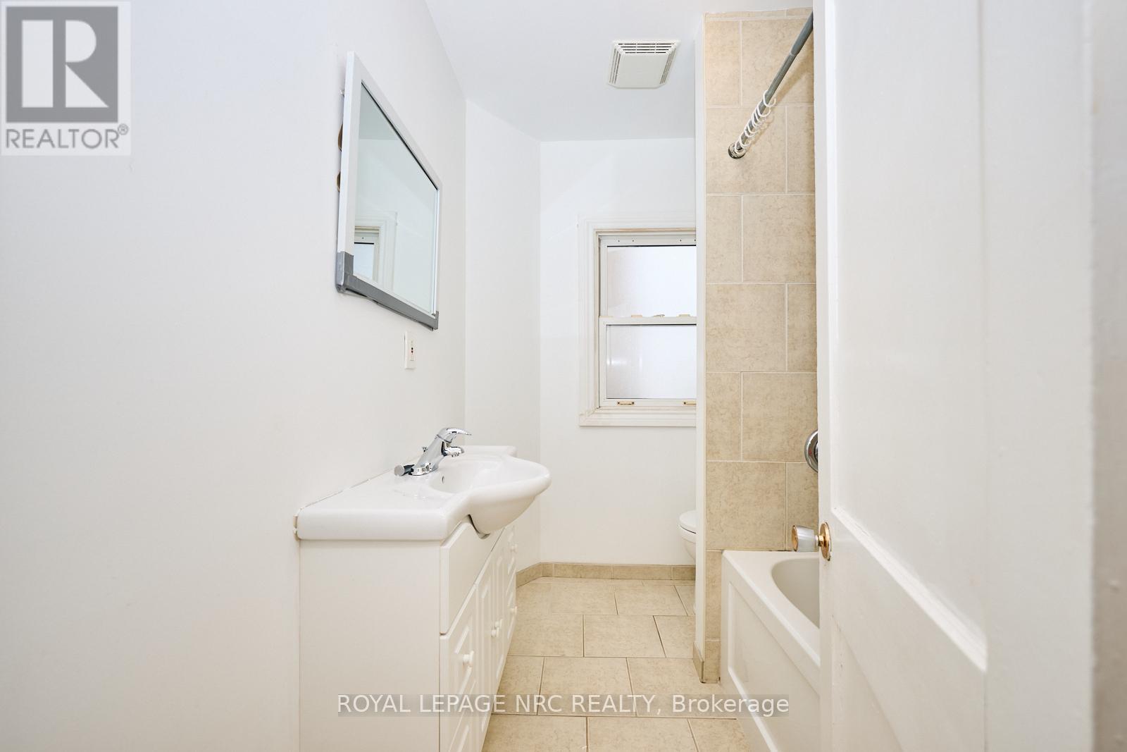 11 Beech Street, St. Catharines (Downtown), Ontario  L2R 2B6 - Photo 14 - X12372497