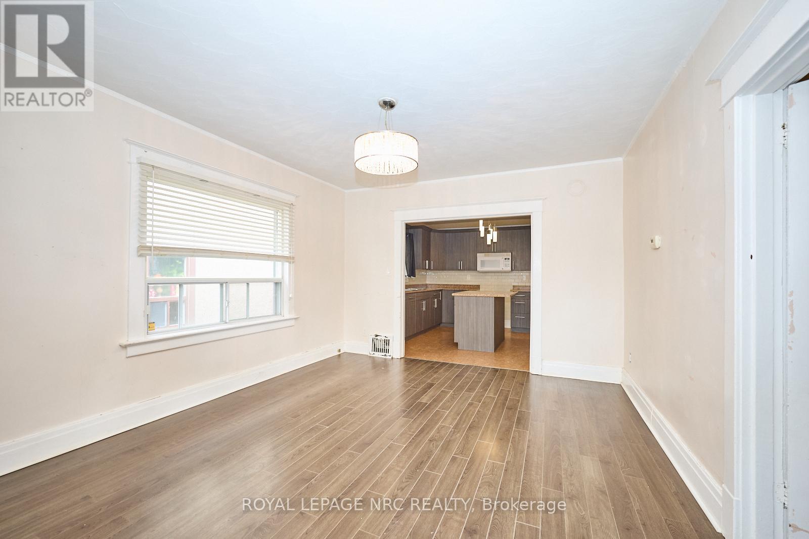 11 Beech Street, St. Catharines (Downtown), Ontario  L2R 2B6 - Photo 5 - X12372497