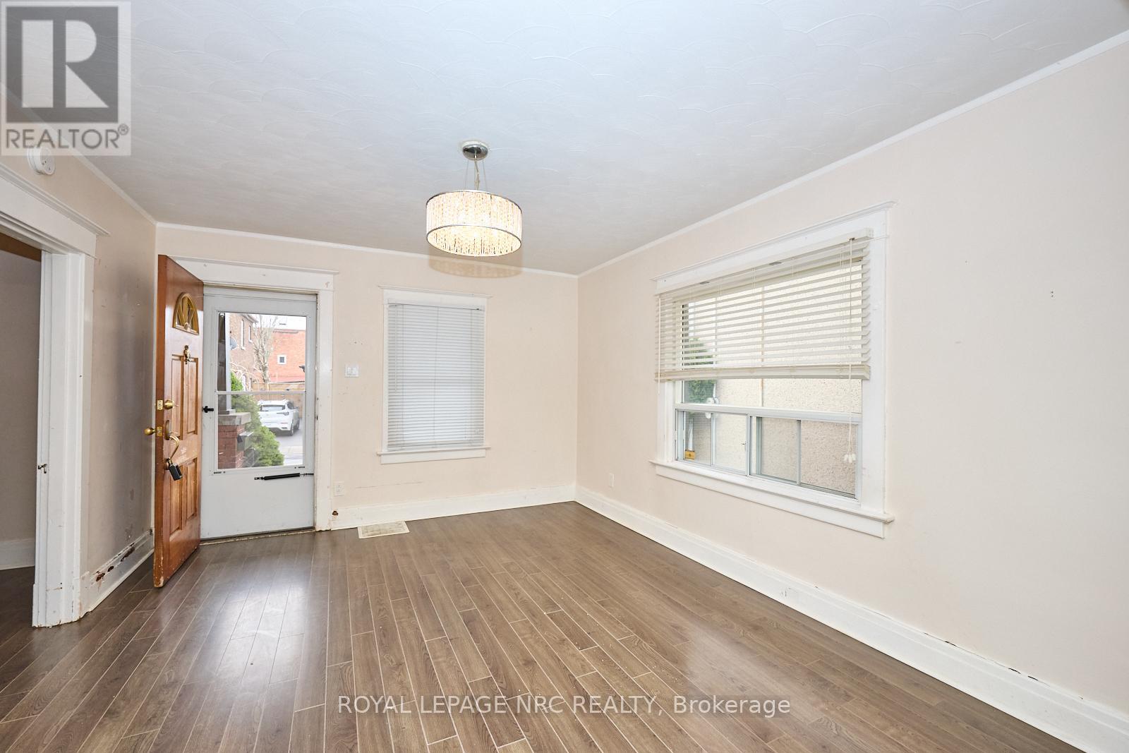 11 Beech Street, St. Catharines (Downtown), Ontario  L2R 2B6 - Photo 9 - X12372497