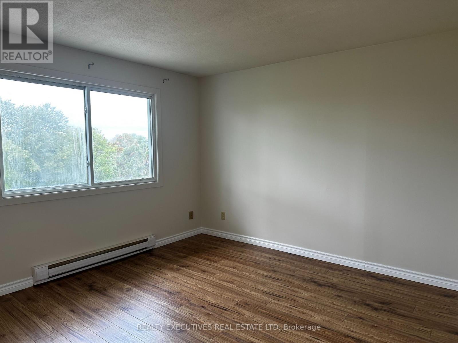 408 - 214 Viewmount Drive, Ottawa, Ontario  K2E 7X3 - Photo 9 - X12372517