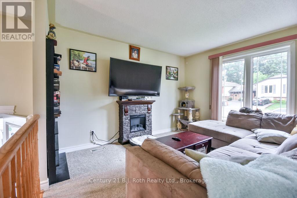 7 Christine Place, Orillia, Ontario  L3V 7P1 - Photo 3 - S12372534
