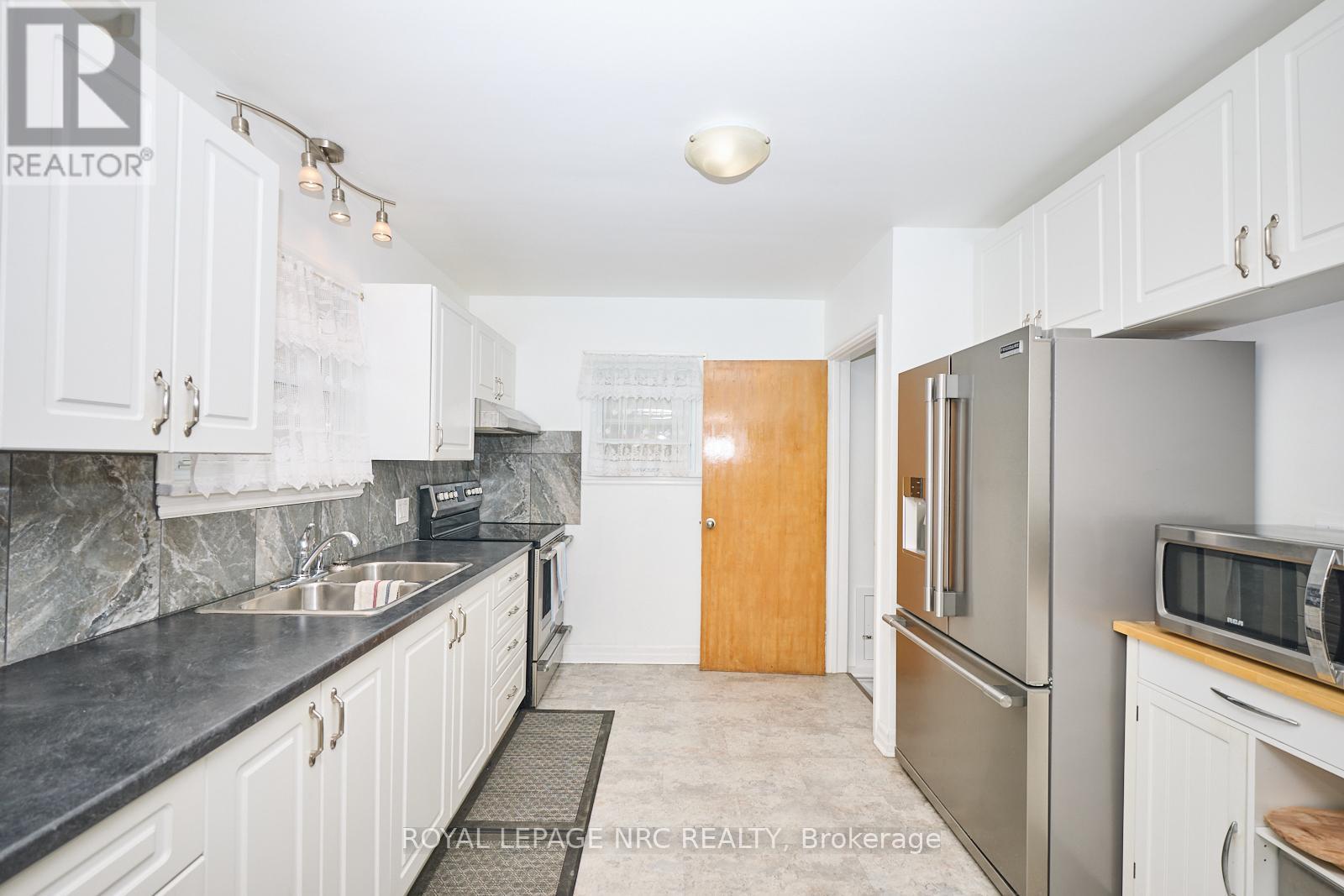 1 Thorndale Avenue, St. Catharines, Ontario  L2R 6A2 - Photo 13 - X12120966