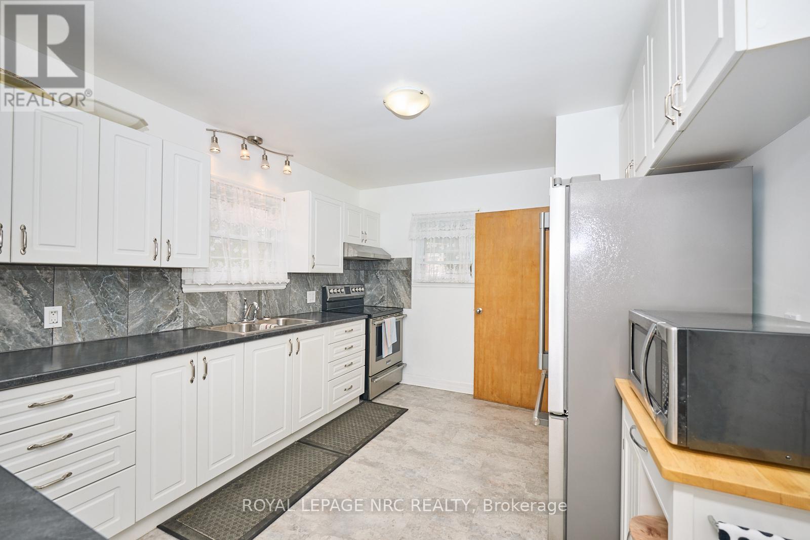 1 Thorndale Avenue, St. Catharines, Ontario  L2R 6A2 - Photo 12 - X12120966
