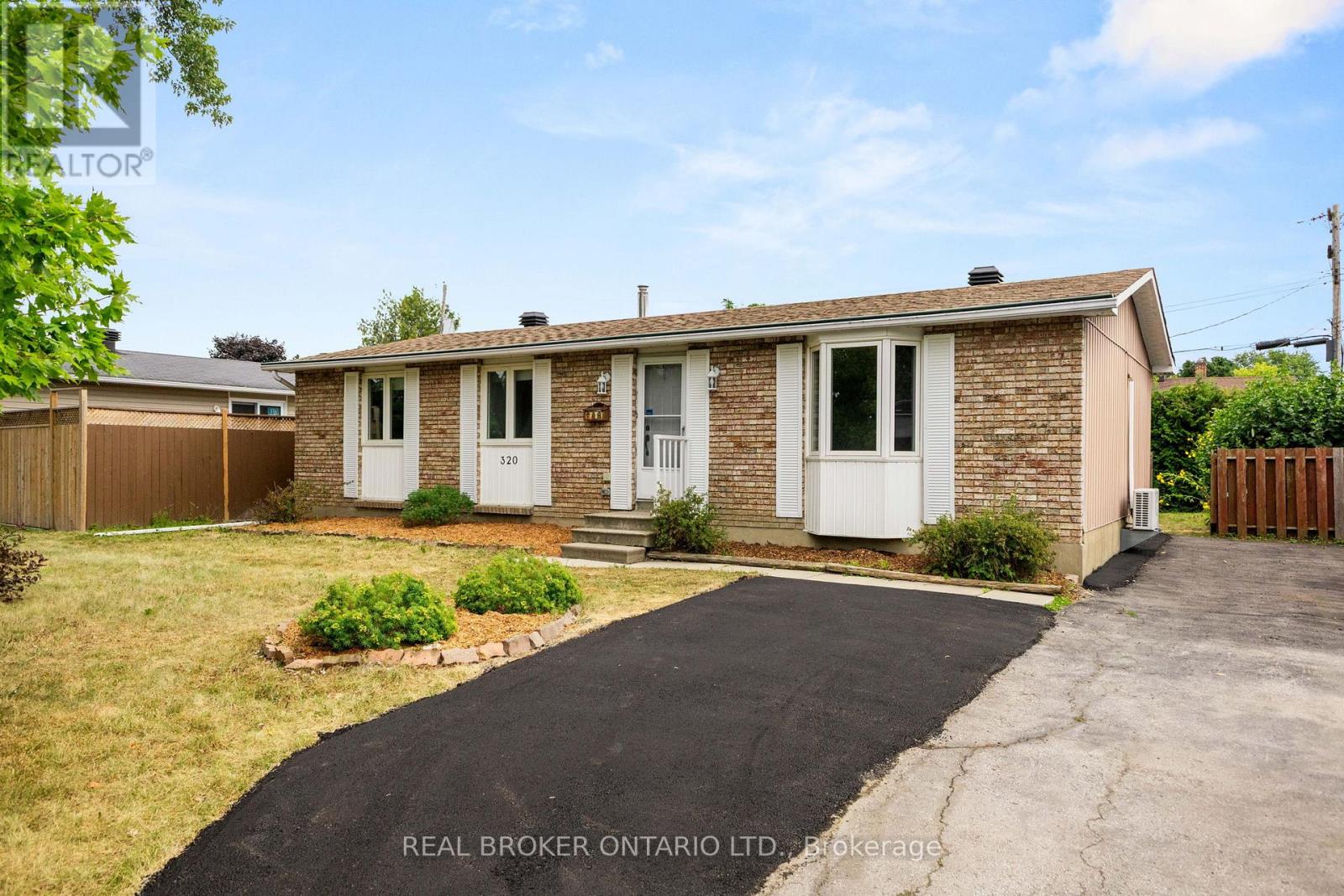B - 320 Reynolds Drive, Ottawa, Ontario  K1E 1T2 - Photo 2 - X12372560