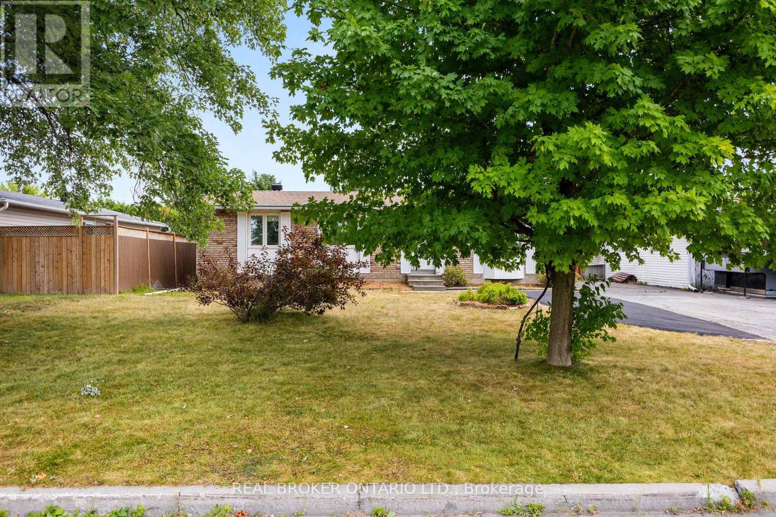 B - 320 Reynolds Drive, Ottawa, Ontario  K1E 1T2 - Photo 3 - X12372560