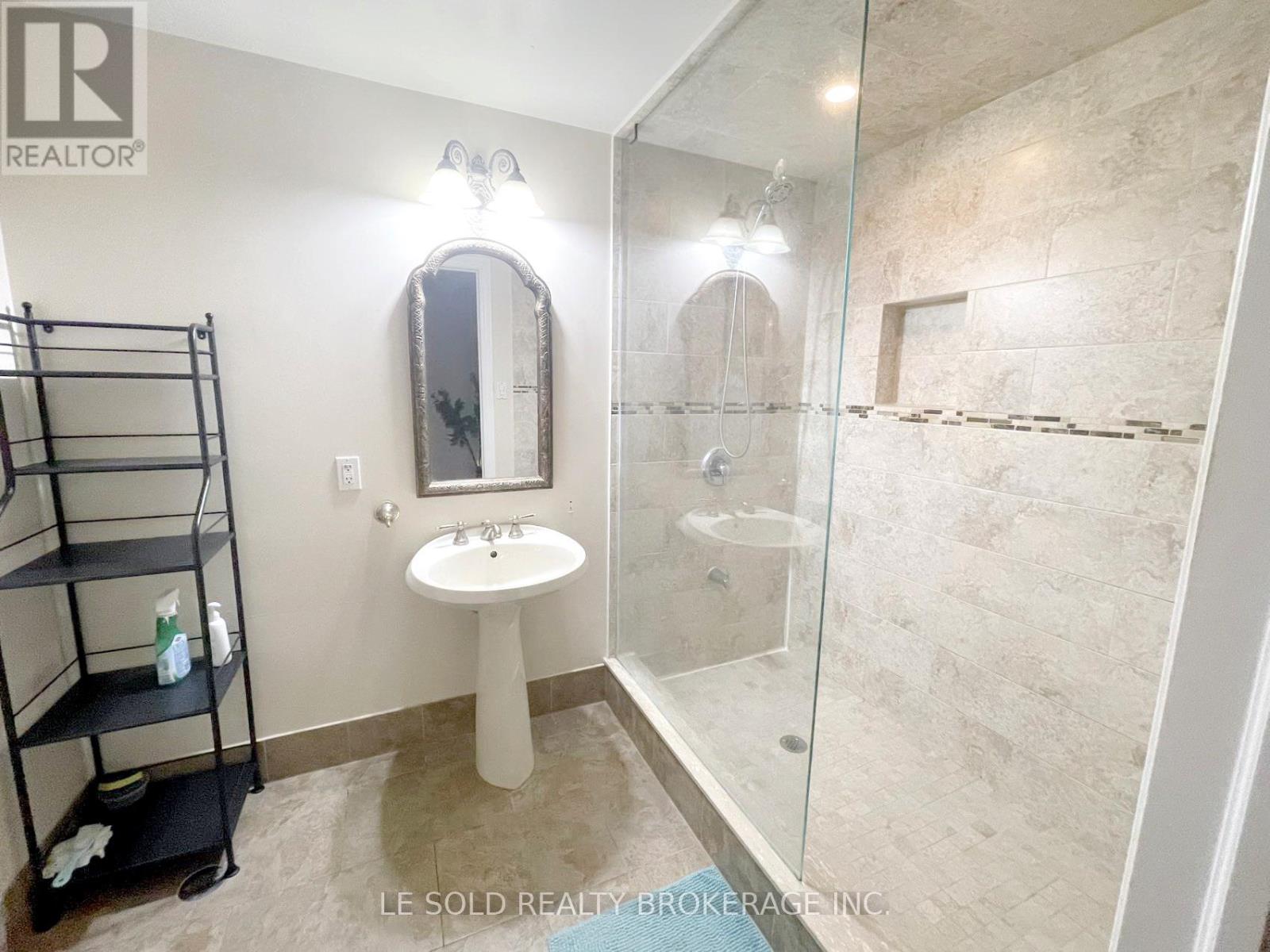 Bsmt Room - 347 Fern Avenue, Richmond Hill, Ontario  L4C 8P6 - Photo 5 - N12372573