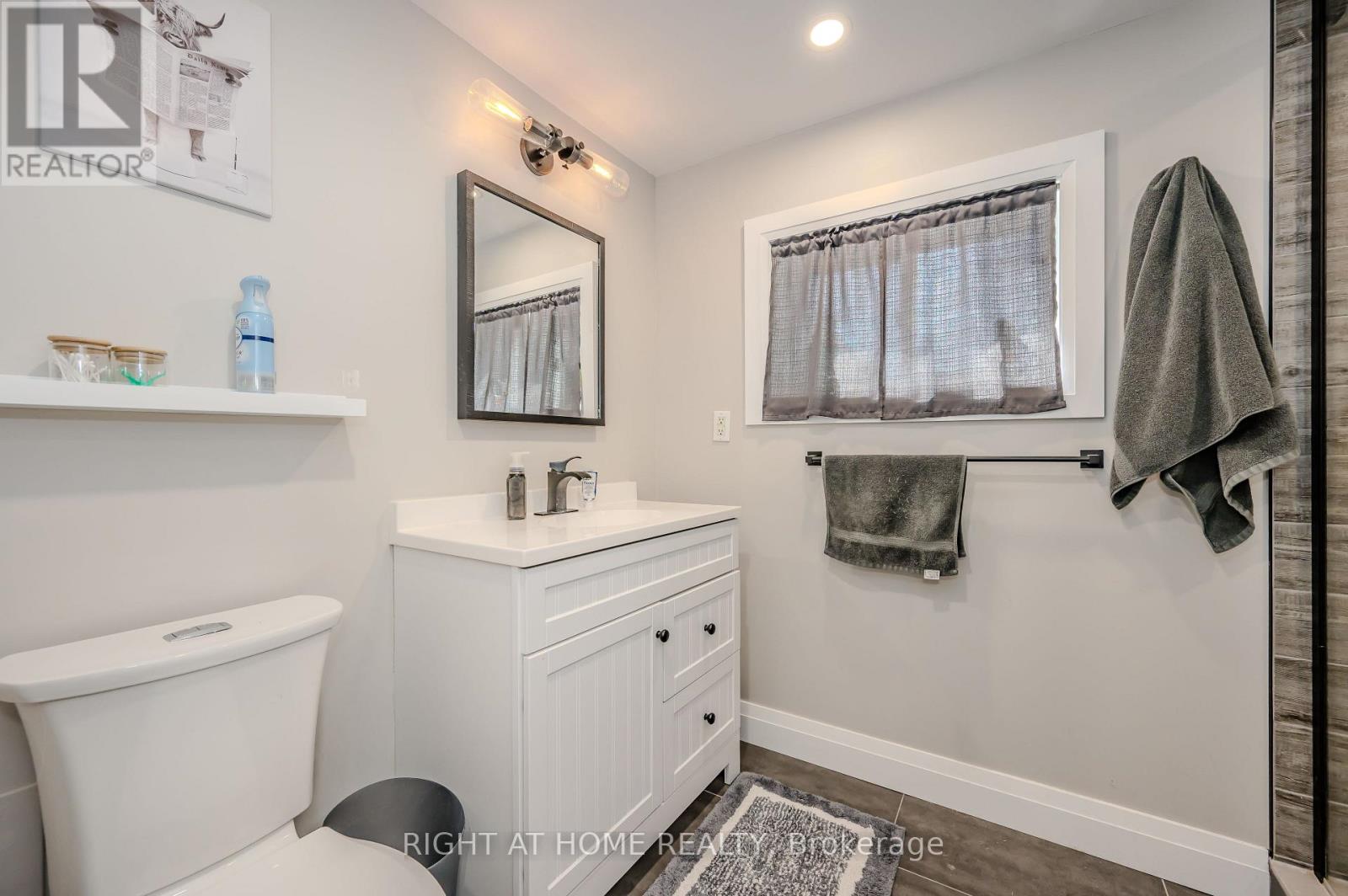 126 Poplar Avenue, Halton Hills, Ontario  L7J 2E2 - Photo 11 - W12372556
