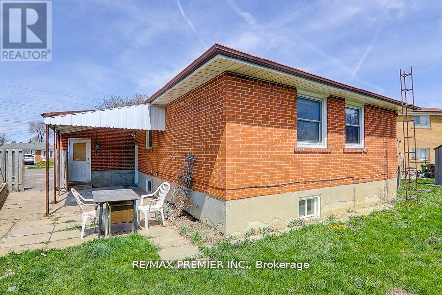 42 Wilmont Drive, Toronto, Ontario  M3N 1N6 - Photo 4 - W12372577