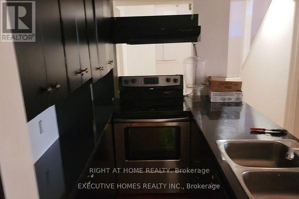 212 Hoover Park Drive, Whitchurch-Stouffville, Ontario  L4A 1L1 - Photo 3 - N12372613