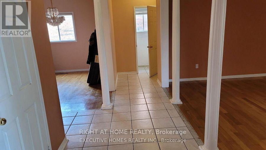 212 Hoover Park Drive, Whitchurch-Stouffville, Ontario  L4A 1L1 - Photo 4 - N12372613