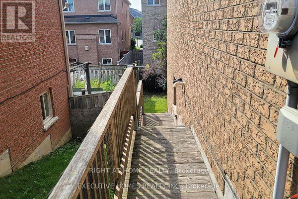 212 Hoover Park Drive, Whitchurch-Stouffville, Ontario  L4A 1L1 - Photo 6 - N12372613