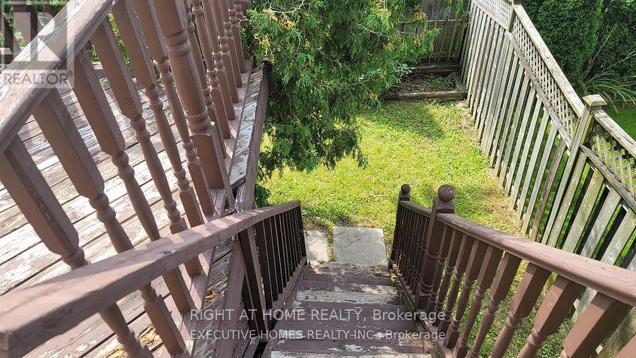 212 Hoover Park Drive, Whitchurch-Stouffville, Ontario  L4A 1L1 - Photo 7 - N12372613
