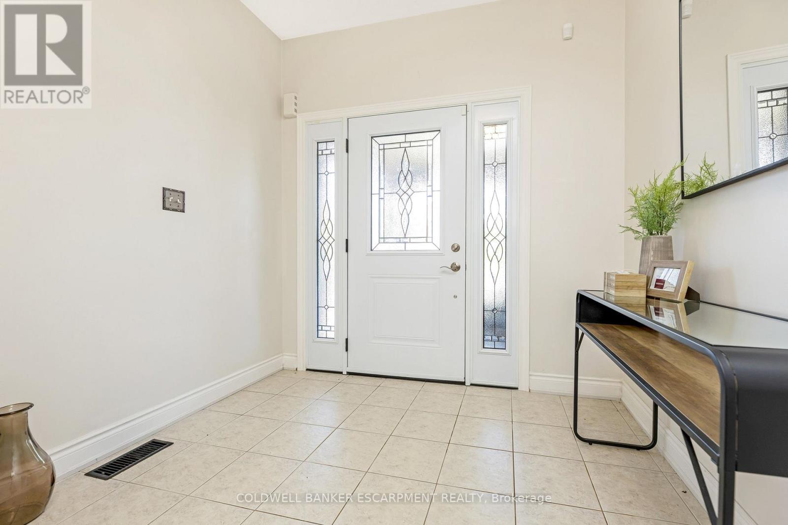 602 Yates Drive, Milton, Ontario  L9T 7R1 - Photo 5 - W12372621
