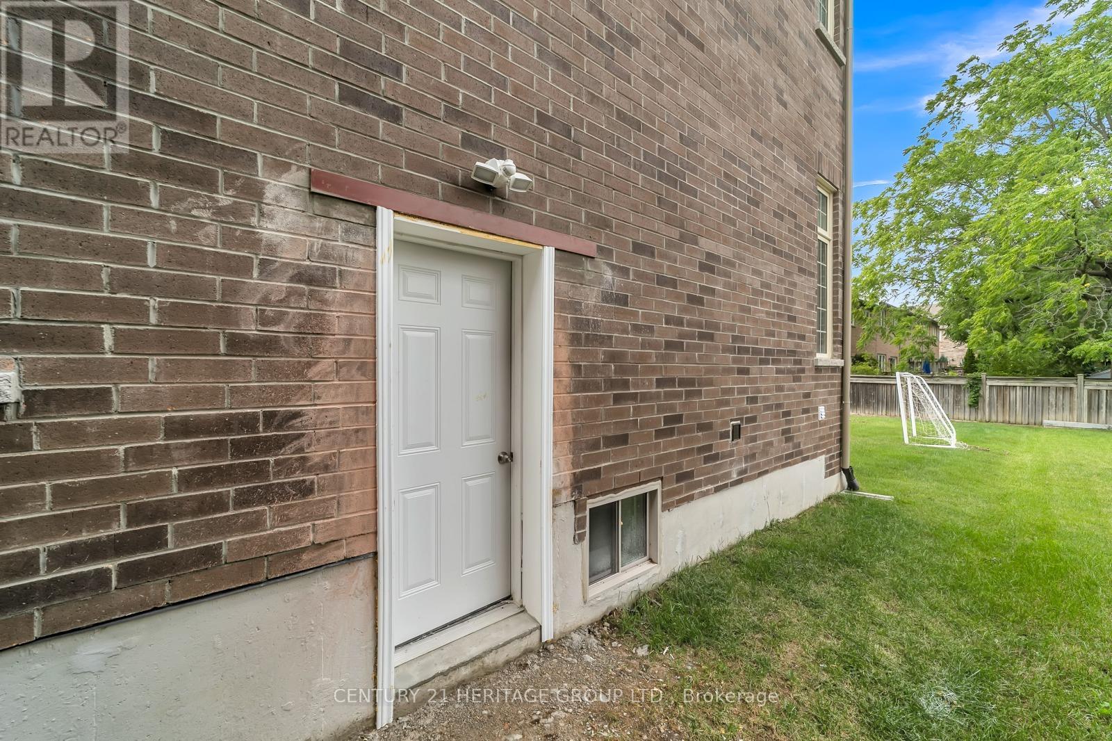 6 Menotti Drive, Richmond Hill, Ontario  L4E 0G9 - Photo 2 - N12364974