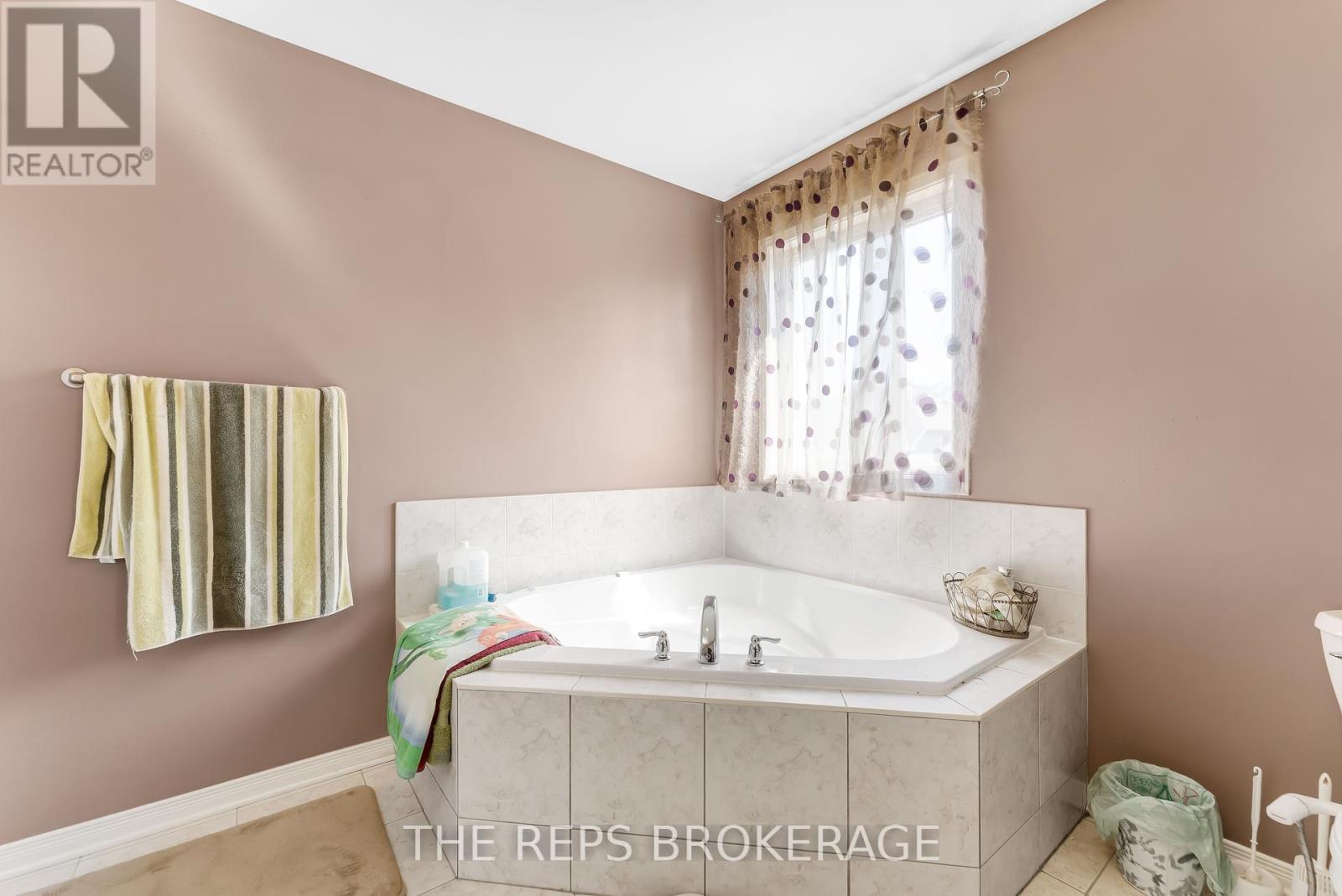 97 Black Bear Way, Ottawa, Ontario  K2S 2G6 - Photo 17 - X12372683