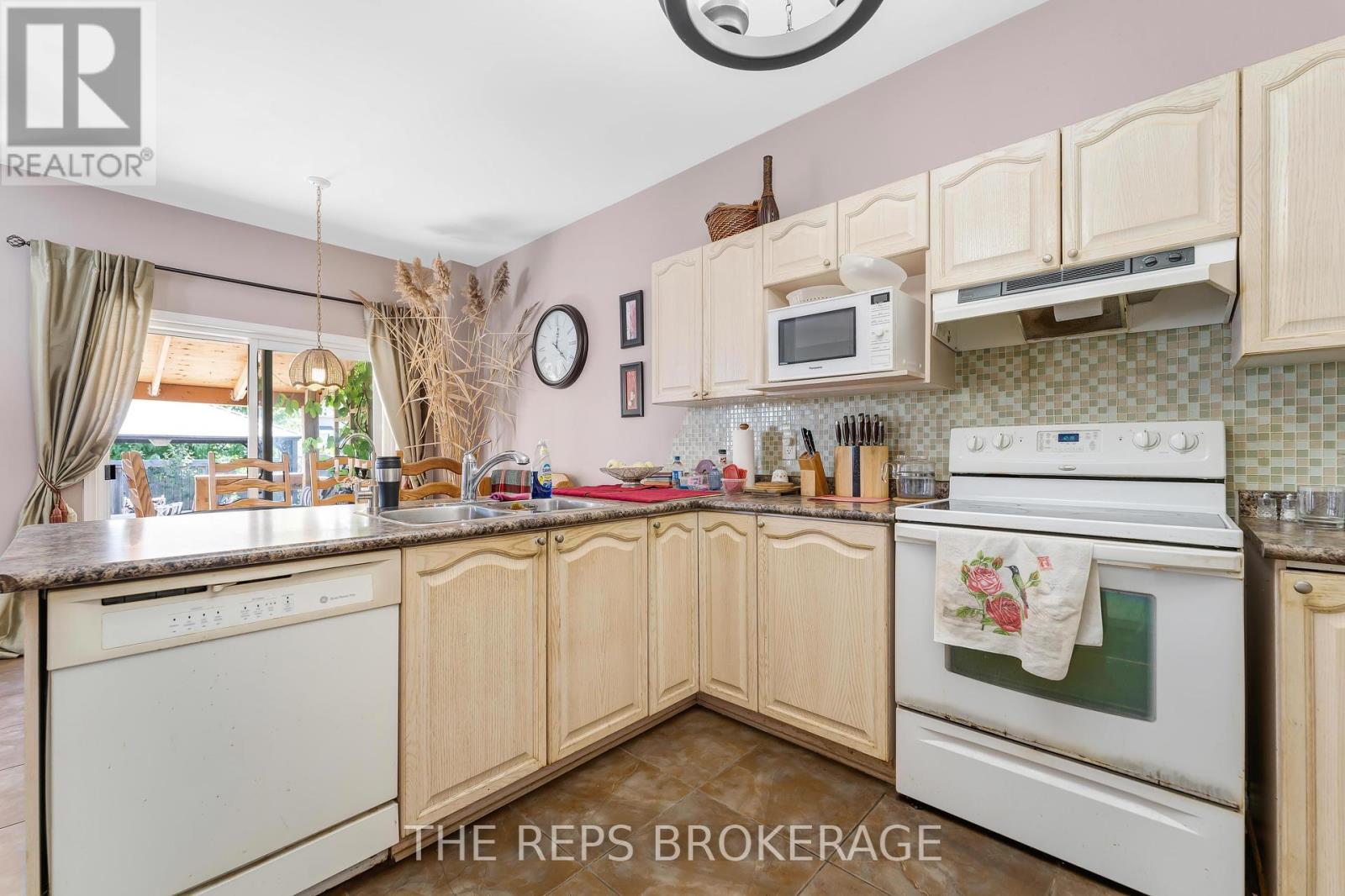97 Black Bear Way, Ottawa, Ontario  K2S 2G6 - Photo 5 - X12372683