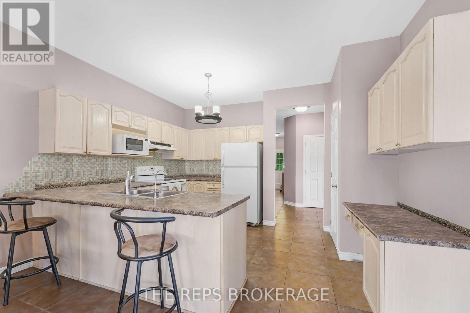 97 Black Bear Way, Ottawa, Ontario  K2S 2G6 - Photo 9 - X12372683
