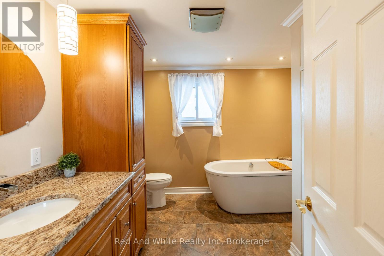 447 Old Chicopee Trail, Kitchener, Ontario N2A 4H1 - Photo 13 - X12291079