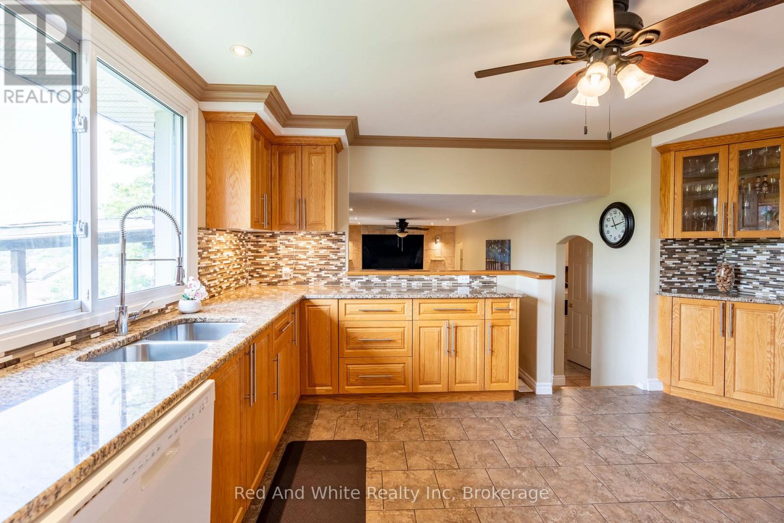 447 Old Chicopee Trail, Kitchener, Ontario N2A 4H1 - Photo 8 - X12291079