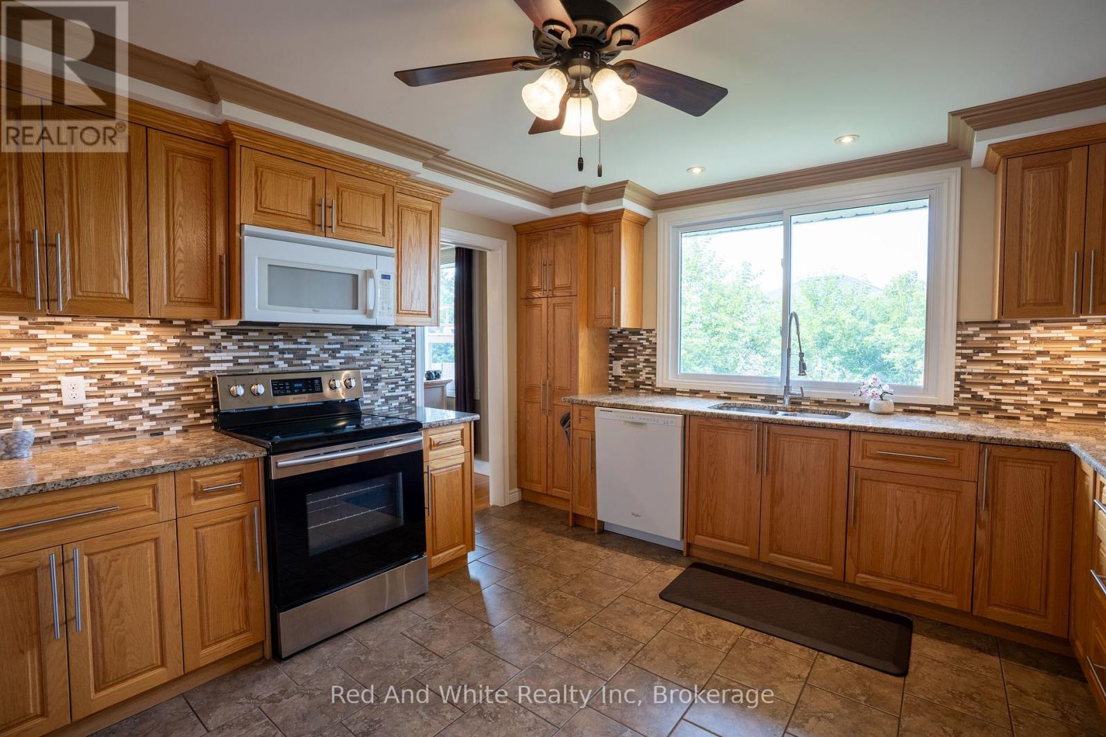 447 Old Chicopee Trail, Kitchener, Ontario N2A 4H1 - Photo 7 - X12291079